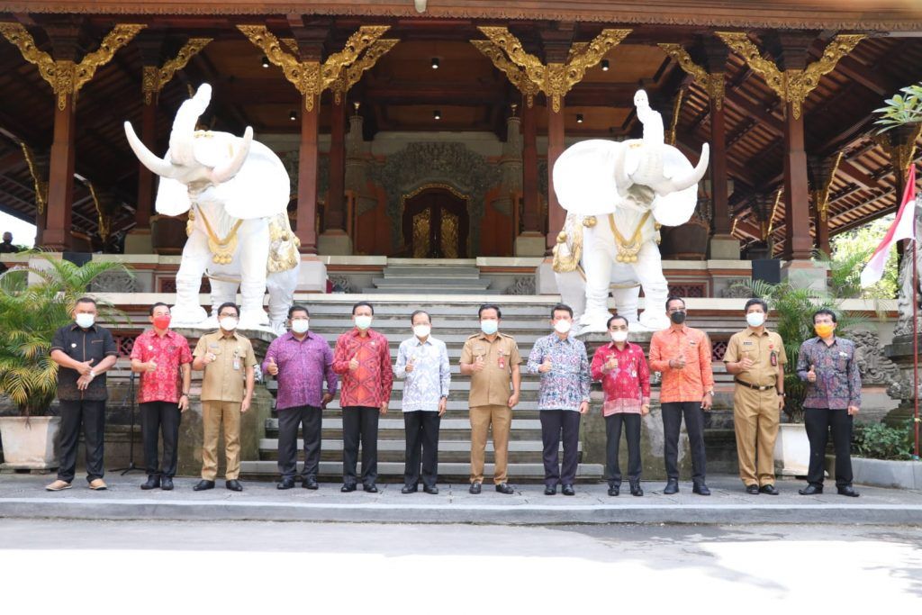 podiumnews.com- Koster Serahkan Bantuan 45 Ton Beras untuk Masyarakat Terdampak COVID-19